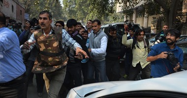 بالصور.. اشتباكات بين محامين ومحتجين فى الهند على خلفية اعتقال زعيم طلابى