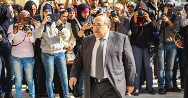 بالصور.. وصول مصطفى الفقى وحسين عبد الغنى و"السناوى" مسجد الحسين‎ لتشييع جثمان هيكل