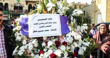  نقابة الصحفيين ترسل إكليل زهور لمسجد الحسين للعزاء فى هيكل