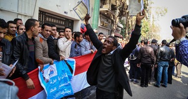 حاملو الماجستير والدكتوراه يتظاهرون أمام مجلس الوزراء للمطالبة بالتعيين