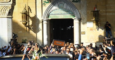 أخبار مصر للساعة6.. انتهاء مراسم دفن هيكل.. وابنه: لم يتم تحديد مكان العزاء