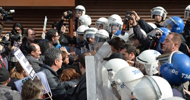 بالصور.. الشرطة التركية تطلق الغاز المسيل للدموع على محتجين على بناء منجم للذهب