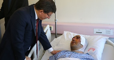 بالصور.. رئيس الوزراء التركى يزور الجرحى فى مستشفى بعد هجوم أنقرة