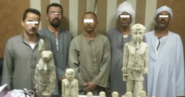 ضبط 12 متهما بحوزتهم تماثيل وعملات أثرية داخل شركة بالنزهة