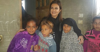 وزيرة التعاون تقدم مساعدات عينية لأهالى قرية "باب العبيد" بالإسكندرية