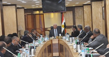 محافظ أسوان يجتمع بلجنة المنافذ البرية لمناقشة حركة السفر بين مصر والسودان