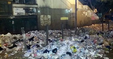 صحافة المواطن.. تراكم أكوام القمامة فى محيط محطة مترو الجيزة