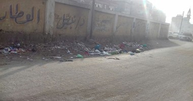 صحافة المواطن.. قارئ يشارك بصور تجمعات للقمامة تحاصر شوارع فاقوس بالشرقية