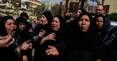 أسرة ضحية الدرب الأحمر أمام مسجد السيدة نفيسة لتشييع جثمانه