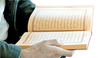 فيديو.. دار الإفتاء: قراءة القرآن الكريم من المصحف أفضل من قراءته من الهاتف