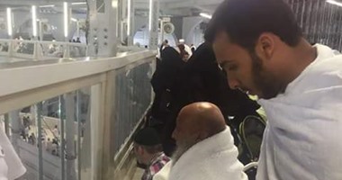 أبو إسحاق الحوينى يؤدى مناسك العمرة بعد انتقاله من قطر للسعودية