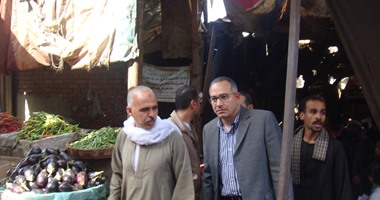 نائب وزير الإسكان  يتفقد سوق منشية ناصر لبحث مقترح تطويره