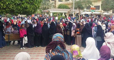 بالصور..وقفة احتجاجية لطبيبات وممرضات منتقبات بقصر العينى بسبب "حظر النقاب"