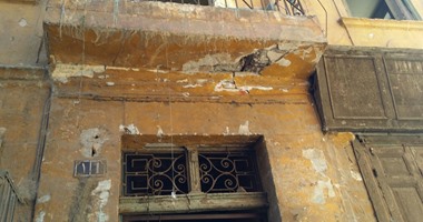 بالصور.. سكان منزل ببولاق أبو العلا يستنجدون من انهيار منزل فوق رؤوسهم