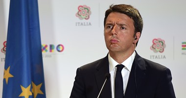 رئيس وزراء إيطاليا يخسر معركة مع سمكة قفزت داخل مركب زعماء العشرين