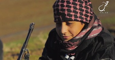 بالصور.. داعشى يدفع طفله لتفجير سيارة مفخخة.. والطفل يرد: الحور تنتظرنى