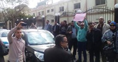 "صحافة المواطن.. وقفة احتجاجية لموظفى بنك الإئتمان الزراعى لإقالة رئيسه