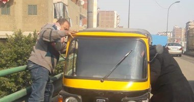 محافظة القاهرة تصادر 17 توك توك أثناء سيرها بشارع شبرا الرئيسى