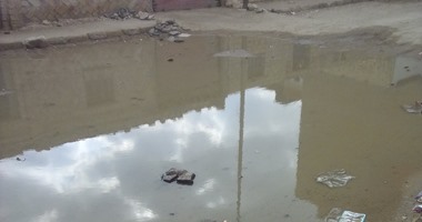 بالصور.. مياه الصرف تغرق شوارع عرب المعمل بالسويس