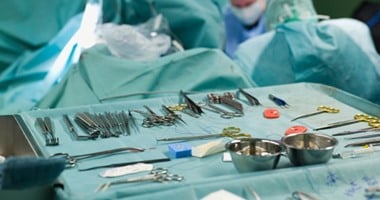 من غرفة العمليات.. أستاذ جراحة يكشف تفاصيل أصعب 5 جراحات عيوب خلقية للأطفال