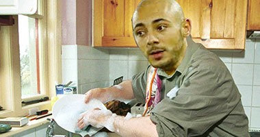 الإعلام الإنجليزى يسخر من المغربى أمرابط بسبب تنظيف الصحون