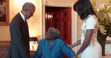 بالصور والفيديو.. باراك وميشيل أوباما يرقصان مع مسنة عمرها 106 أعوام