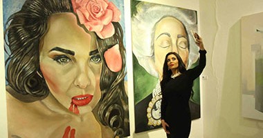 دانا حمدان تلتقط "سيلفى" مع لوحتها بصالون القاهرة الـ57 للفنون التشكيلية
