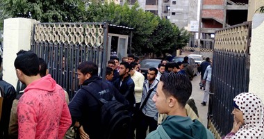 بالصور.. تظاهر المفصولين من معهد دمنهور للمطالبة بإعفائهم من رسوم القيد