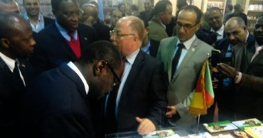 بالصور.. وزير ثقافة الكاميرون يتفقد معرض القاهرة للكتاب