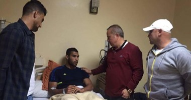بالصورة.. شوقى غريب يزور"زيزو"الدراويش بعد جراحة الصليبى