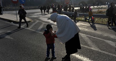 بالصور.. اليونان تطرد مهاجرين من مخيم بعد تنظيمهم لاحتجاج