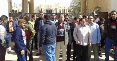 بالصور.. وقفة لـ26 عاملا من مصنع "شيبسى أسيوط" احتجاجا على فصلهم دون أسباب