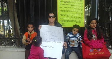 مواطنة ترفع لافتة أمام البرلمان: "الحقنا يا سيسى من الداخلية "‎