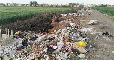 أهالى "ميت العز" بالشرقية يطالبون برفع القمامة من الترعة لرى أراضيهم