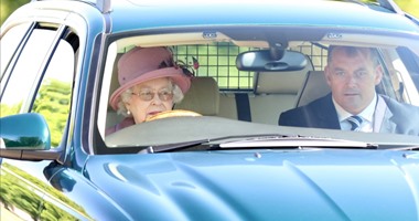الملكة إليزابيث الثانية تبيع سيارتها الخاصة بـ15 ألف جنيه إسترلينى فقط