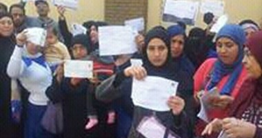 بالصور.. عشرات المواطنين يحتجون أمام محافظة القاهرة للحصول على وحدات سكنية