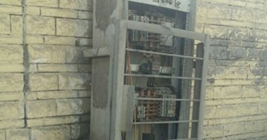 صحافة المواطن.. كابينة كهرباء مكشوفة أعلى نفق الثورة بمصر الجديدة