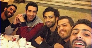أبو تريكة ينشر صورته مع محمد صلاح وأصدقائهما على انستجرام..ويعلق:"أحلى لمه"