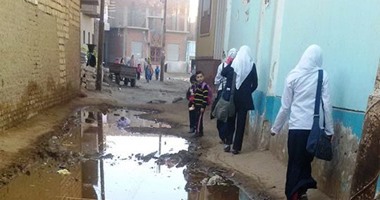 صحافة المواطن: تراكم القمامة ومياه الصرف أمام مدرسة النويرة ببنى سويف