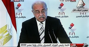 رئيس الوزراء يدون ملاحظاته عن قروض الشباب أثناء كلمة طارق عامر