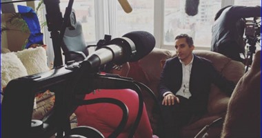 باسم يوسف ينشر صورة من كواليس برنامجه الجديد "دليل الديمقراطية"
