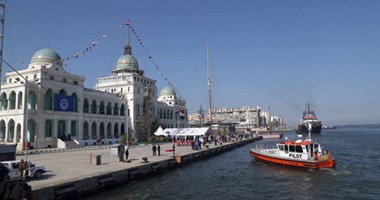 القاطرات البحرية تُطلق نافورات المياه احتفالاً بافتتاح قناة ميناء بورسعيد