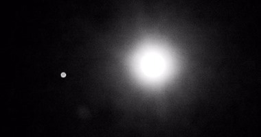 البحوث الفلكية: المصريون رأوا كوكب المشترى فجر اليوم مقترنا مع القمر