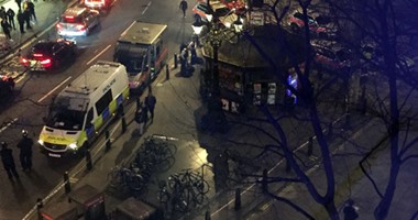 بالصور.. مسلح يحتجز عدد من الرهائن داخل مطعم فى العاصمة البريطانية