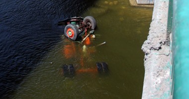 مدير الحماية المدنية ينتقل إلى موقع غرق السيارة بنهر النيل فى قنا
