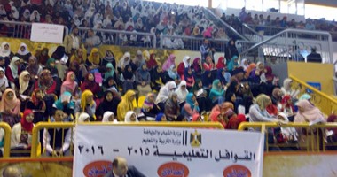 بالصور..7 آلاف طالب وطالبة فى بنى سويف يتلقون محاضرات القافلة التعليمية