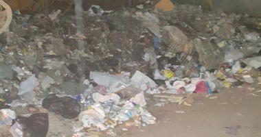 صحافة المواطن.. بالصور.. القمامة تحاصر سلالم المشاة بأرض اللواء