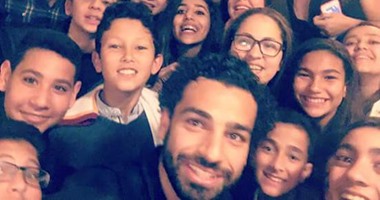 محمد صلاح يحتفل بزيارته لمدرسة مصرية فى إيطاليا على "فيس بوك"