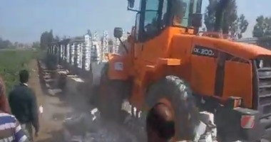 بالفيديو.. إزالة مزرعة دواجن مقامة على أرض زراعية بكفر الشيخ