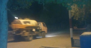 صحافة المواطن..  بالصور : سيارة " كسح" تفرغ مخلفات الصرف الصحى بإحدى ترع أسيوط